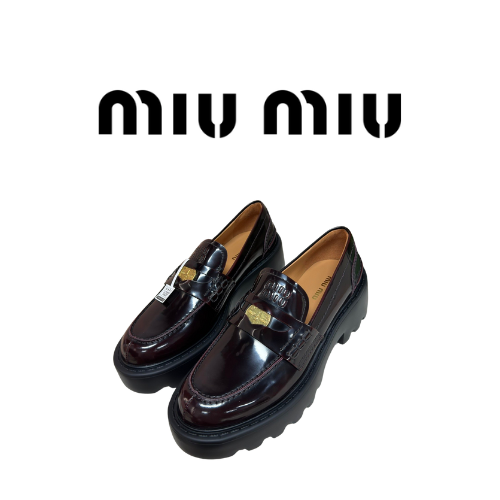 Miu Miu 골드 코인 로퍼