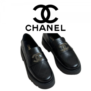 CHANEL 24B 더블C 체인 로퍼