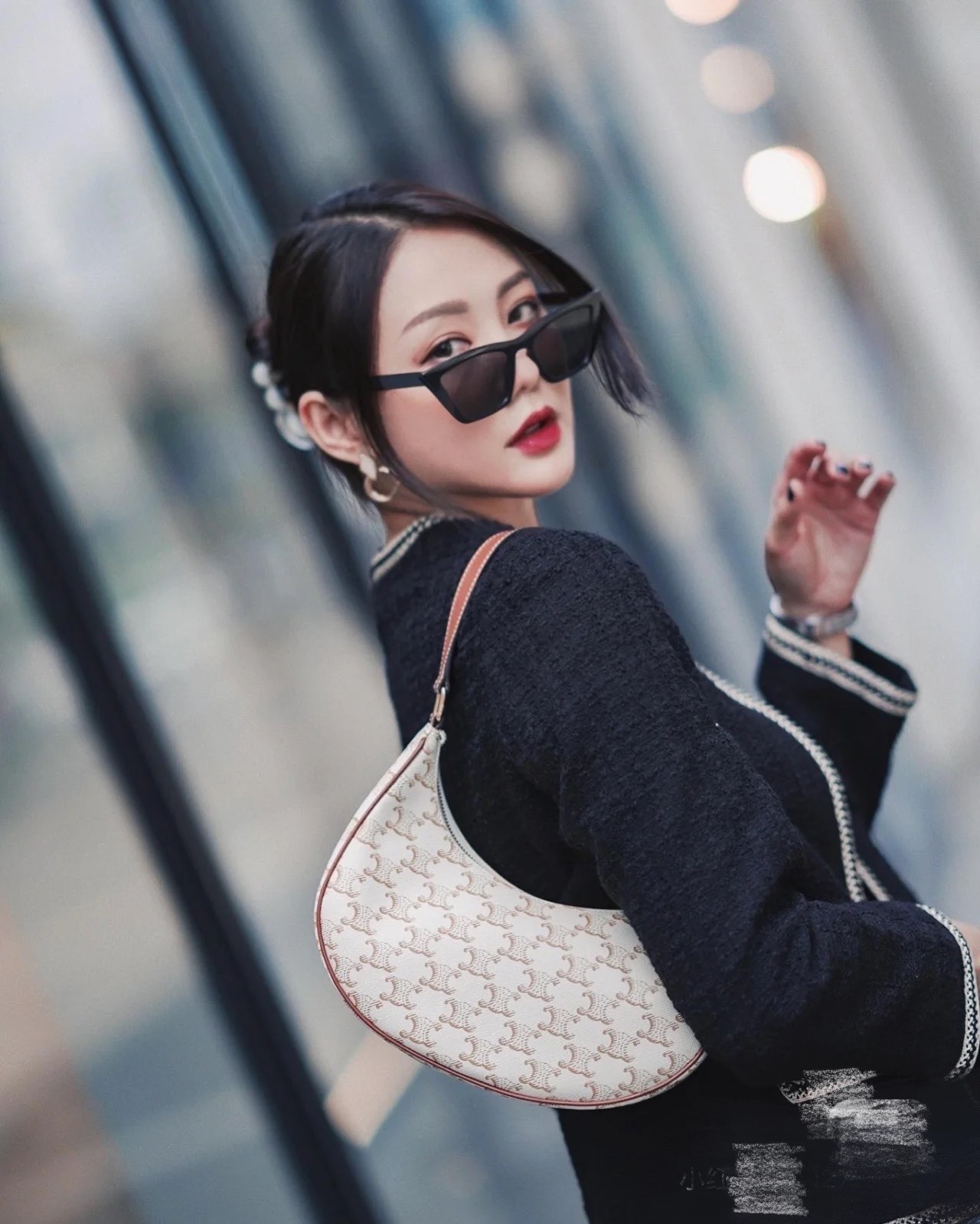 CELINE 트리옹프 미디엄 아바 백