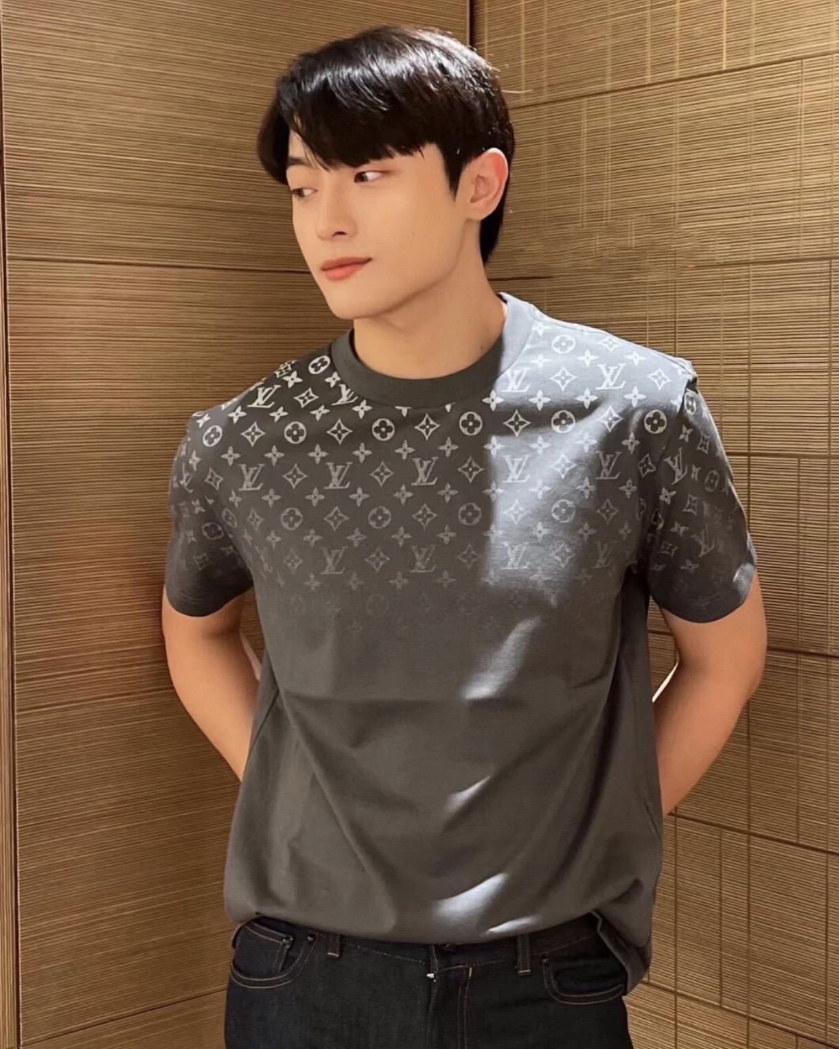[남녀공용] Louis Vuitton LV 그라디언트 코튼 티셔츠