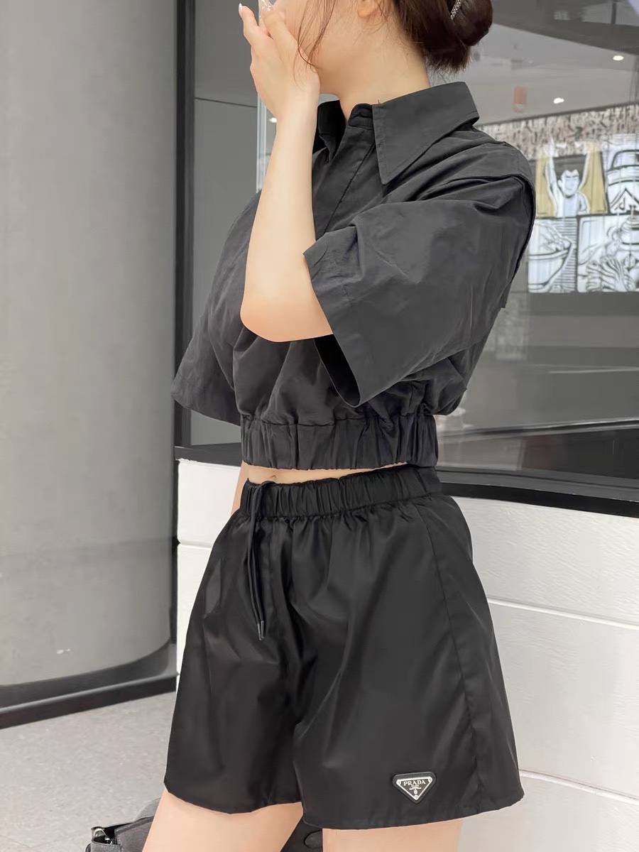 [WOMEN] PRADA 리나일론 삼각로고 쇼츠