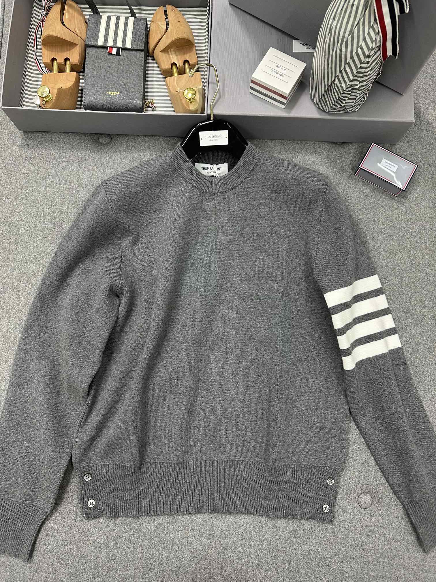 [남녀공용] Thom Browne 코튼 클래식 4bar 크루넥 풀오버 니트