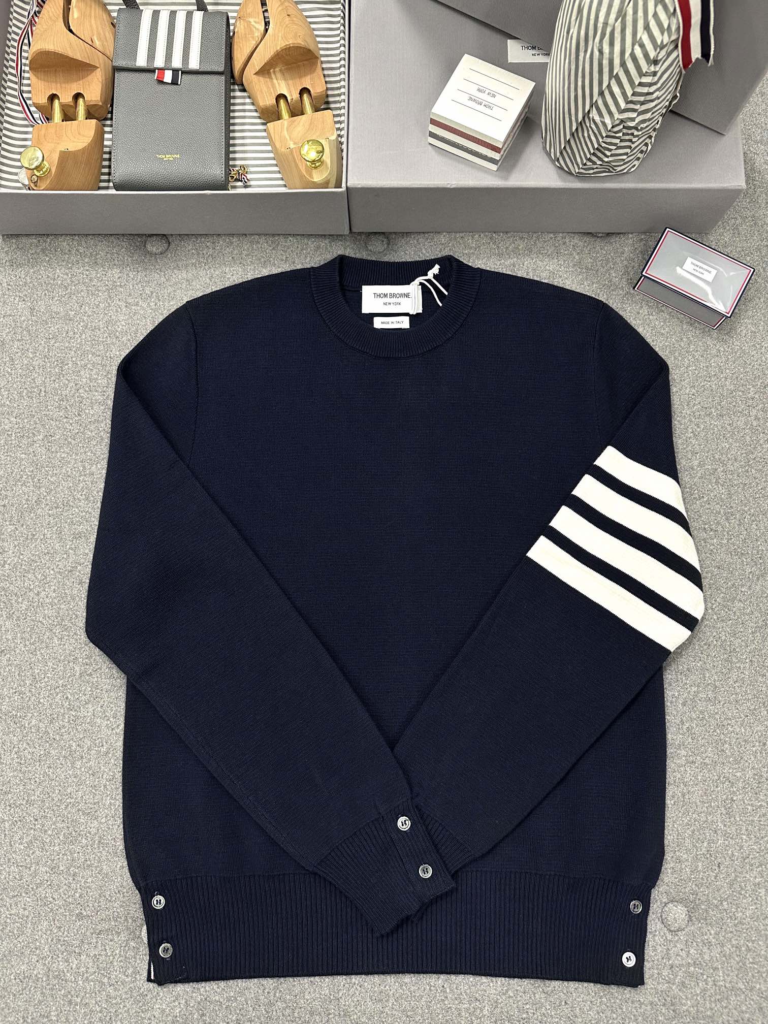 [남녀공용] Thom Browne 코튼 클래식 4bar 크루넥 풀오버 니트