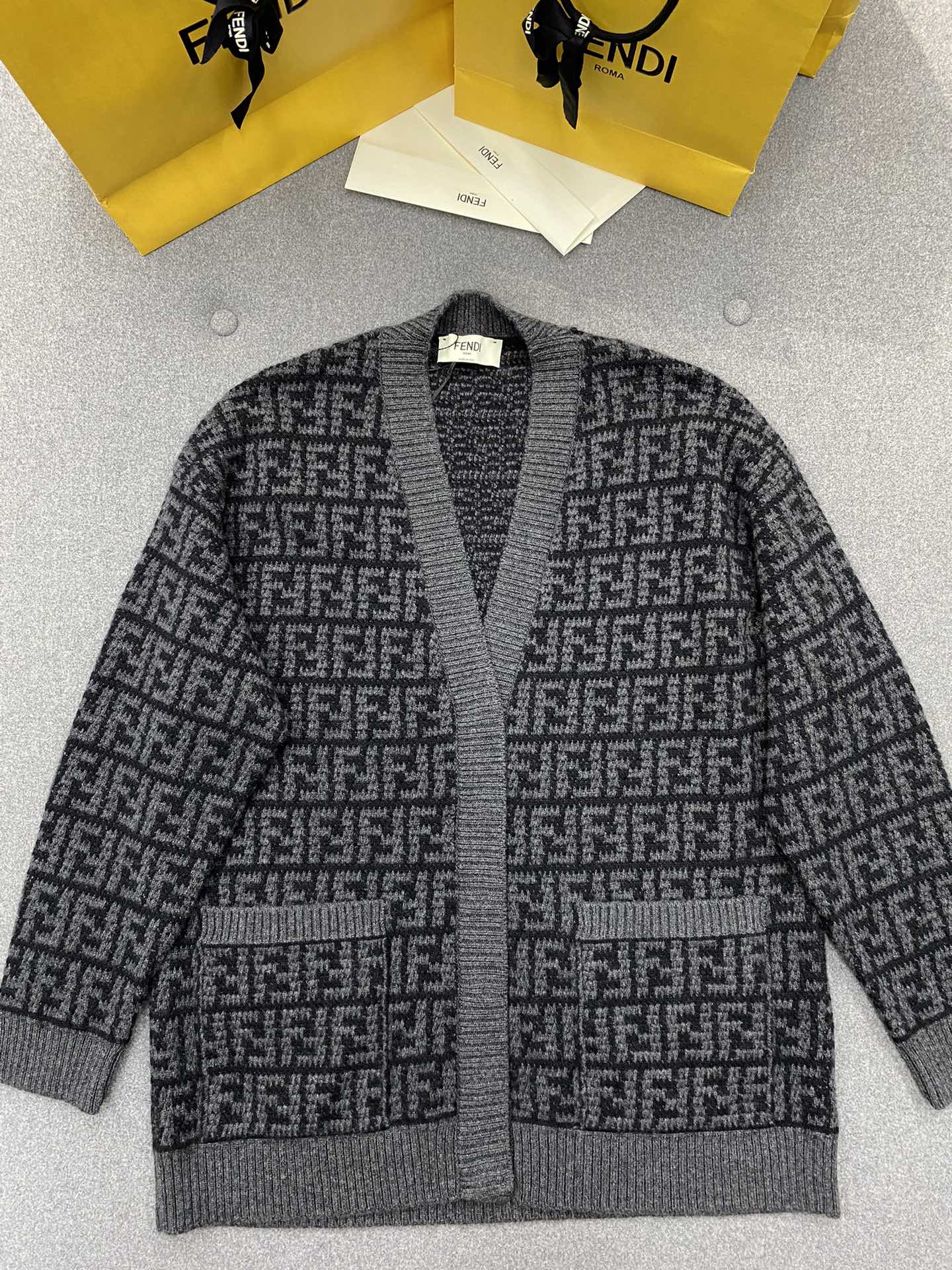 [WOMEN] FENDI FF 크로셰 캐시미어 블랙 가디건