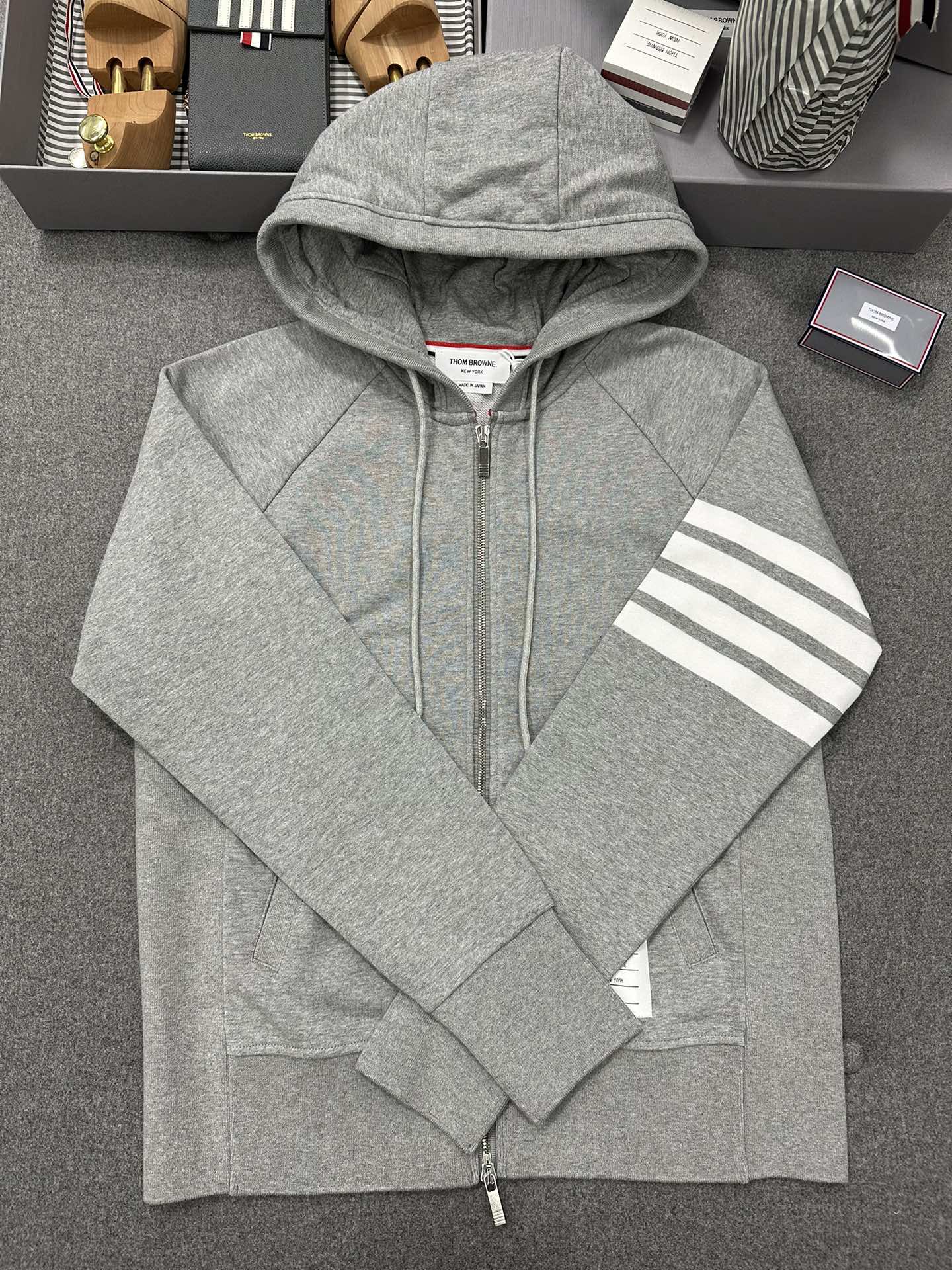 [남녀공용] Thom Browne 4bar 클래식 집업 후드 스웨트셔츠