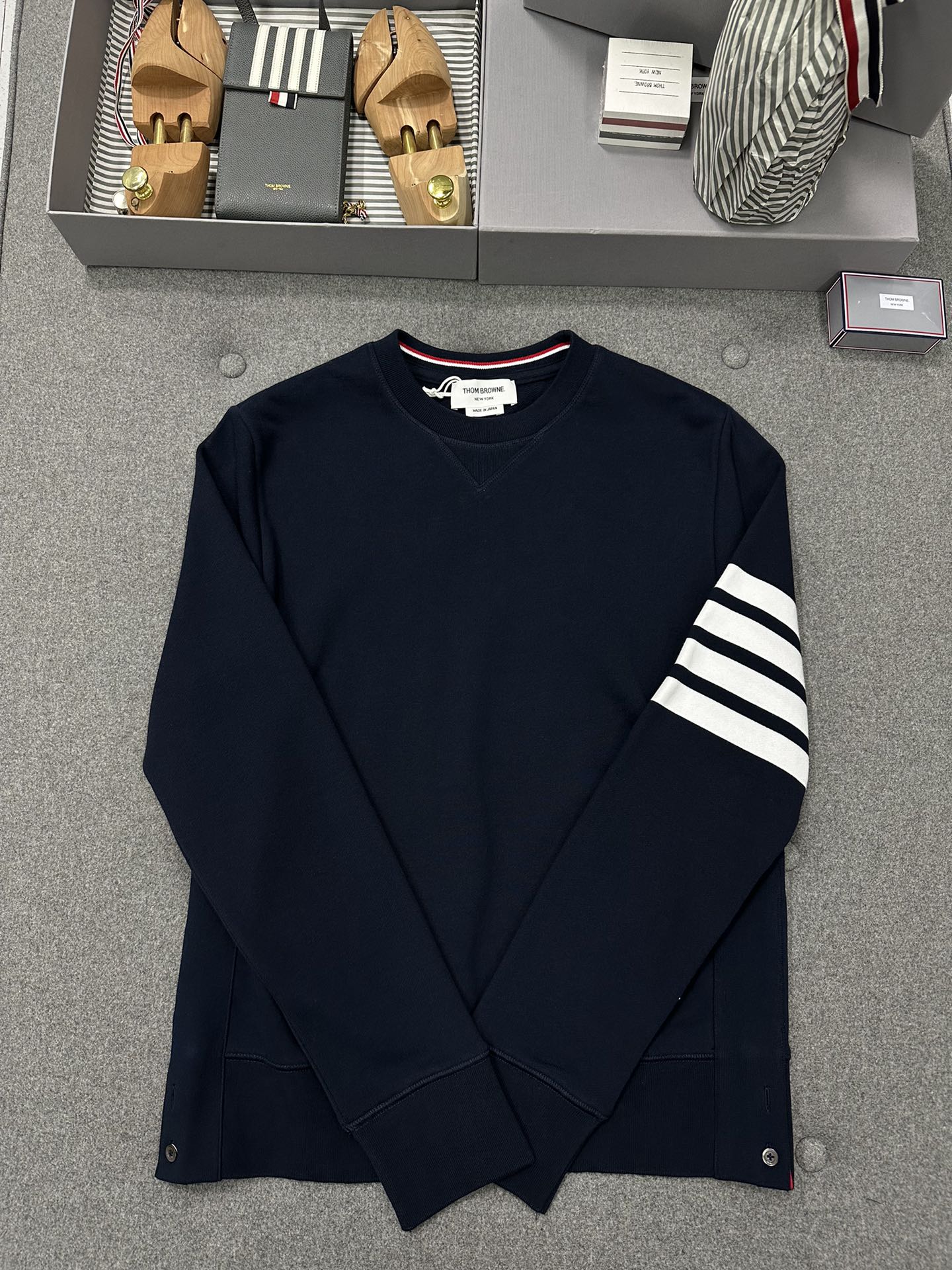 [남녀공용] Thom Browne 4bar 클래식 코튼 풀오버 크루넥 스웨트셔츠