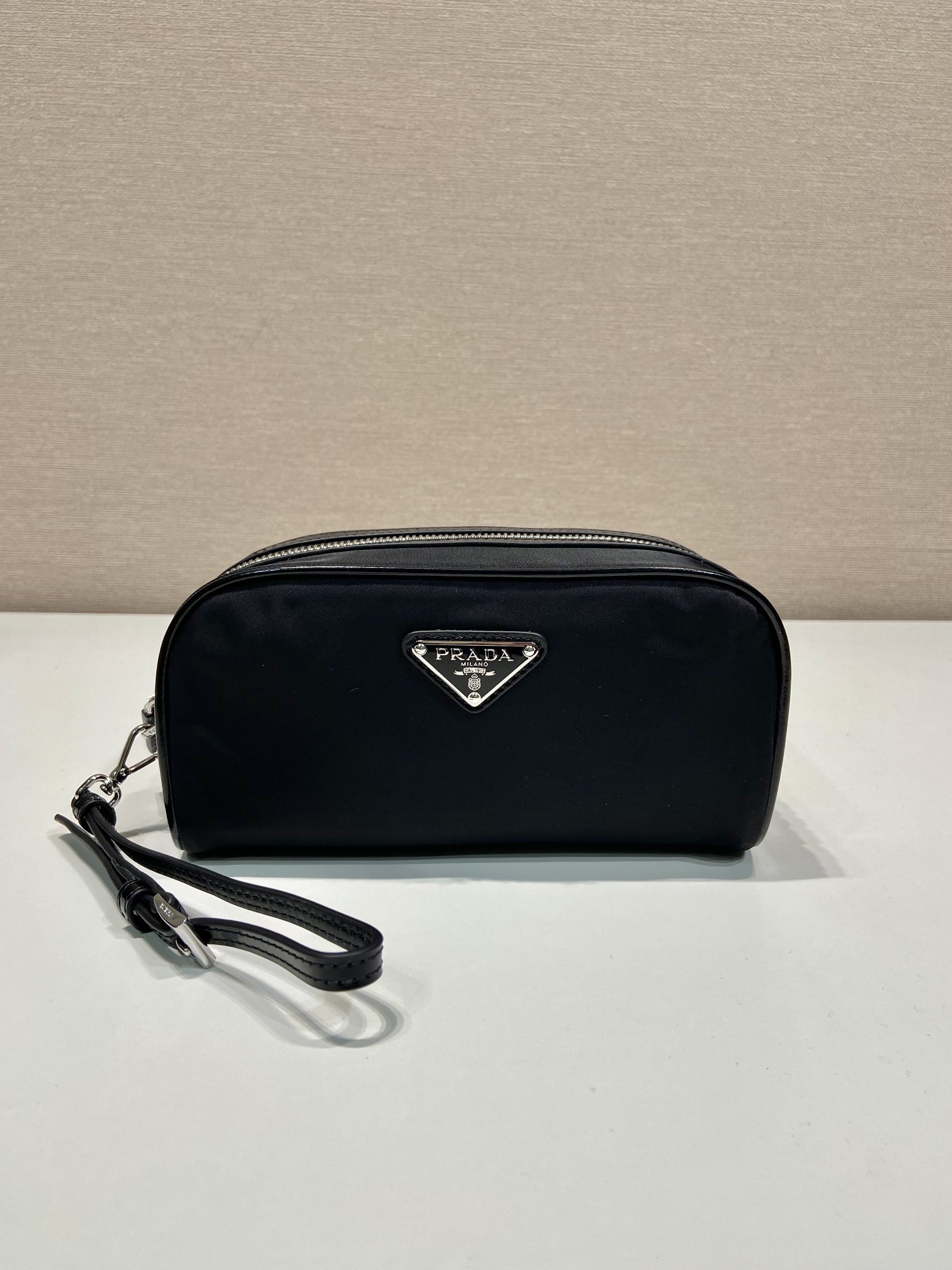 PRADA 라운드 파우치 지갑