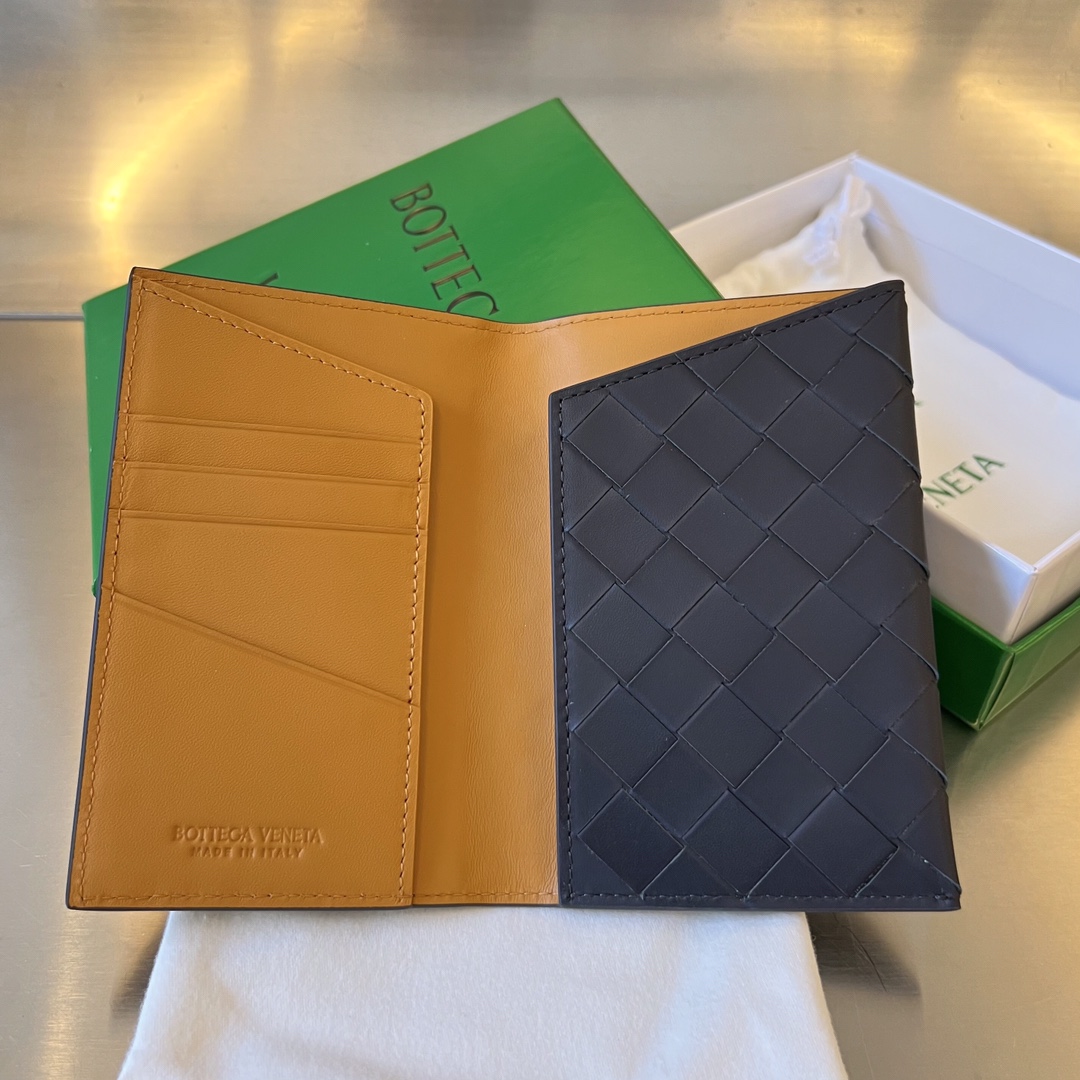 BOTTEGA VENETA 플랩 여권 지갑