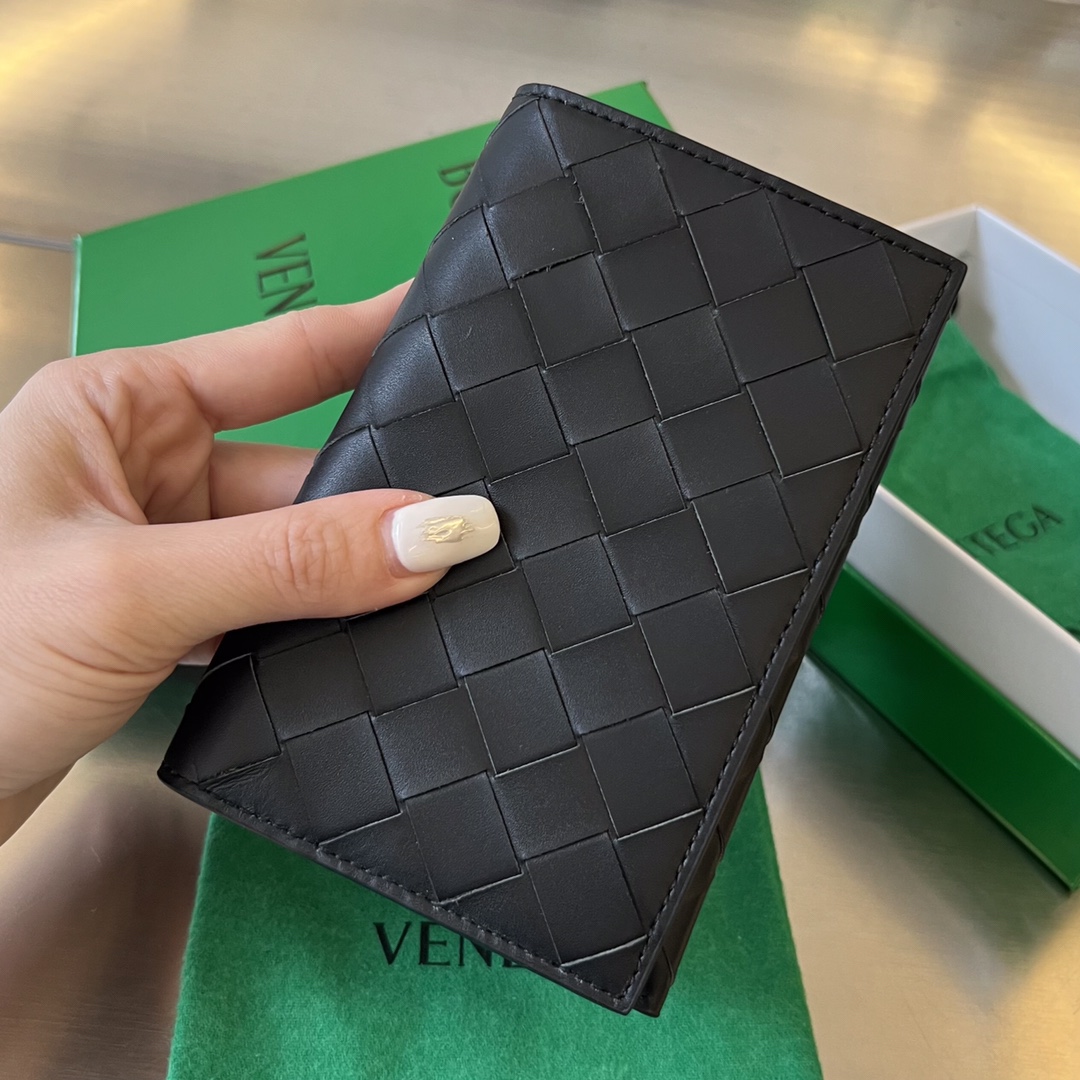 BOTTEGA VENETA 플랩 여권 지갑