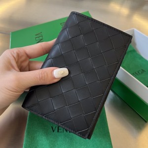 BOTTEGA VENETA 플랩 여권 지갑