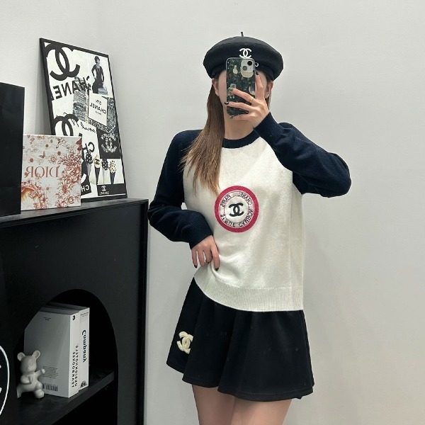 [WOMEN] CHANEL 24FW 자수 로고 니트