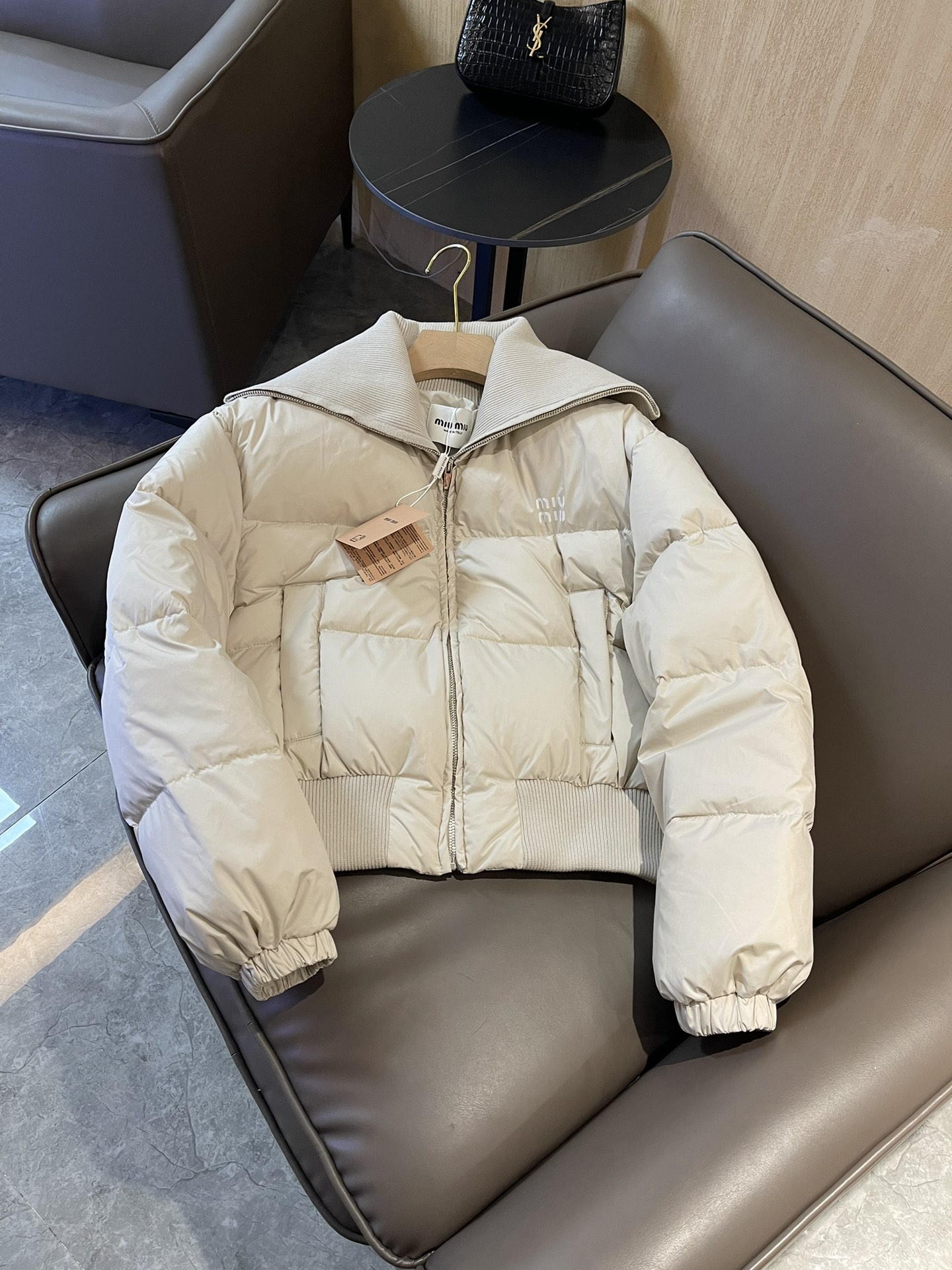 [WOMEN] MIU MIU 24FW 라펠 크롭 다운 자켓