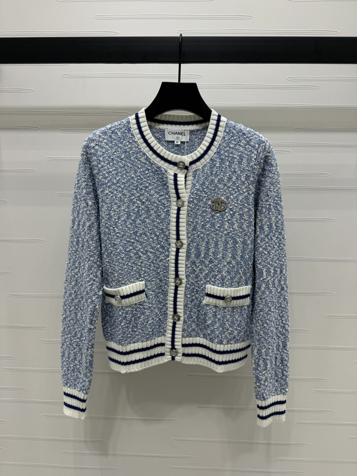 [WOMEN] CHANEL 24FW 라운드넥 CC로고 트위드 자켓