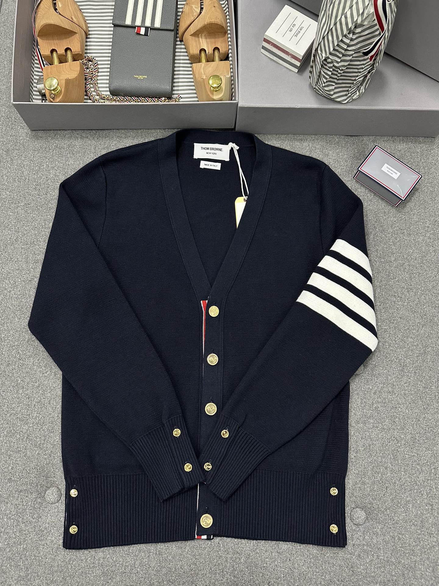 [남녀공용] THOM BROWNE 4bar 스트라이프 울 가디건