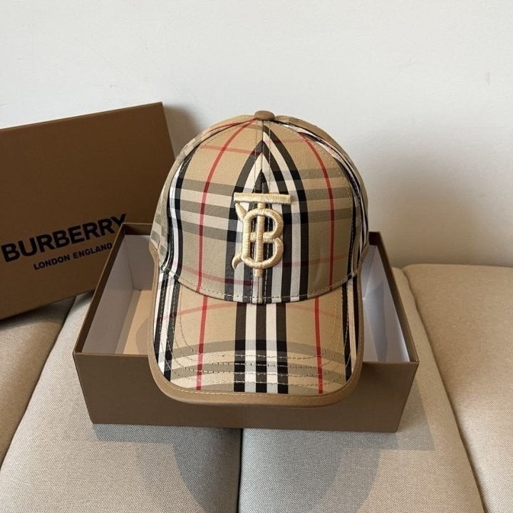 BURBERRY 골든 자수 볼캡